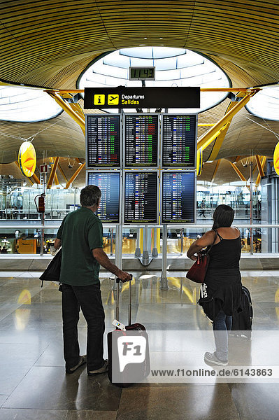 Tafeln für Abflugzeiten im Flughafen Madrid-Barajas  Madrid  Spanien  Europa