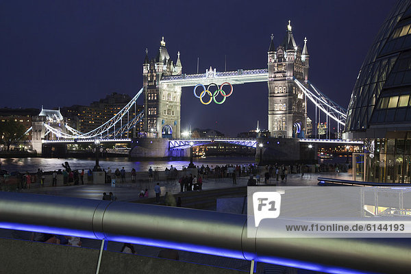 Beleuchtete Tower Bridge mit den Olympischen Spielen zur Feier der Olympiade in London Jahr 2012  Rathaus  City Hall  rechts  London  England  Großbritannien  Europa