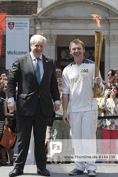 Pressetermin  Londoner Bürgermeister Boris Johnson mit Harry-Potter Schauspieler Rupert Grint beim Fackellauf zur Olympiade 2012 in London  England  Großbritannien  Europa