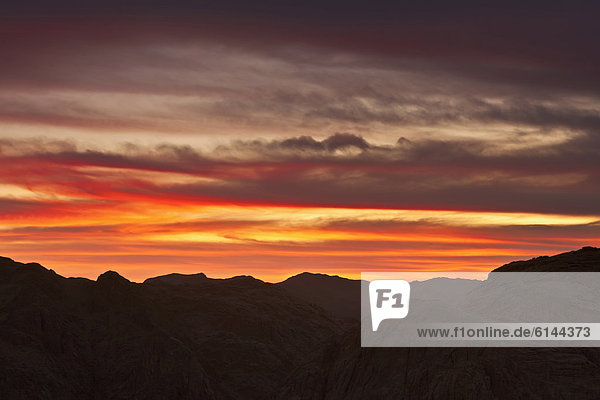 Sonnenuntergang durch die Wolken vom Gipfel des Berges Sinai  Ägypten  Afrika