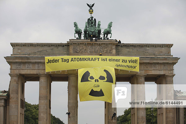 Protest gegen Atomkraft  Greenpeace-Aktivisten besetzen das Brandenburger Tor  Berlin  Deutschland  Europa