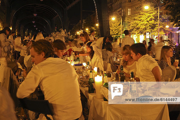 DÓner en blanc  flashmob gala dinner with everyone dressed in white  more than 2000 participants  underneath the above the ground subway line at Schoenhauser Allee  Prenzlauer Berg  Berlin  Germany  Europe