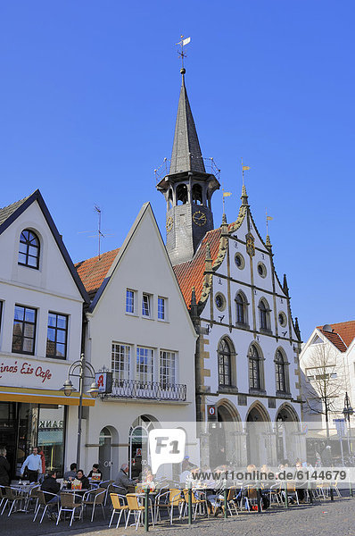 Altes Rathaus und Straßencafe in Burgsteinfurt  Steinfurt  Münsterland  Nordrhein-Westfalen  Deutschland  Europa  ÖffentlicherGrund