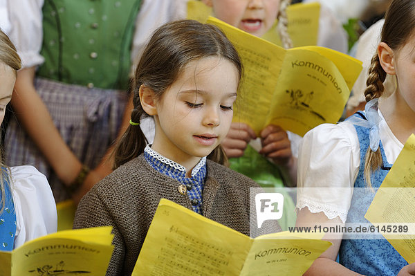 Mädchen singt im Kinderchor  Bayern  Deutschland  Europa
