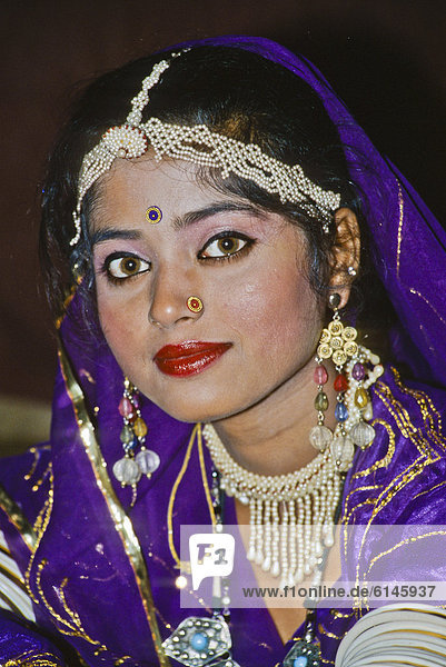 Junge Tänzerin  in prächtigem Gewand  beim Warten auf Auftritt  Porträt  Udaipur  Indien  Asien