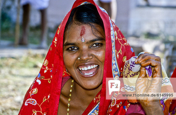 Junge Frau bei einer Hochzeitsfeier  Porträt  Ochha  Indien  Asien