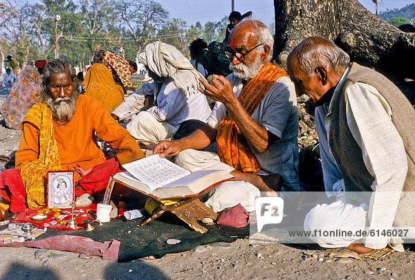 Sadhus sammeln sich  um religiösen Lehren bei der Kumbh Mela oder Kumbha Mela zu folgen  Haridwar  Indien  Asien