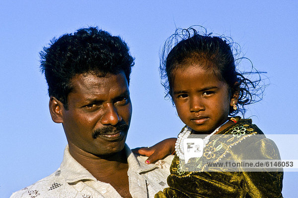 Vater mit seiner kleinen Tochter  Porträt  Mahabalipuram  Indien  Asien
