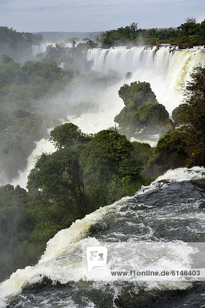 Wasserfälle von Iguazu oder Iguacu  UNESCO Welterbe  an der Grenze zwischen Brasilien und Argentinien  Landschaft auf der argentinischen Seite  Südamerika