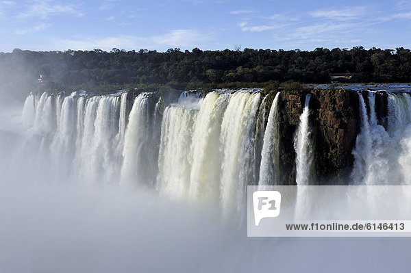 Kaskaden im Teufelsschlund  Garganta del Diablo  Wasserfälle von Iguazu oder Iguacu  UNESCO Welterbe  an der Grenze zwischen Brasilien und Argentinien  Landschaft auf der argentinischen Seite  Südamerika