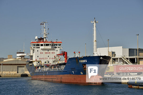 Frachtschiff im Hafen von Alicante  Costa Blanca  Spanien  Europa