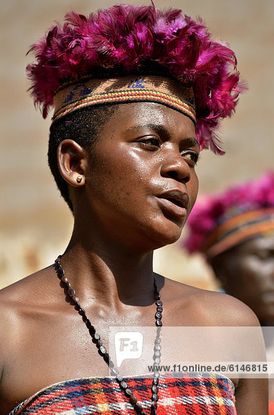 Eine der Frauen von König Fon Abumbi II. in traditioneller Tracht beim Tanz  Palast von Bafut  eines der traditionellen Königreiche Kameruns  bei Bamenda  Nordwest-Kamerun  Zentralafrika  Afrika