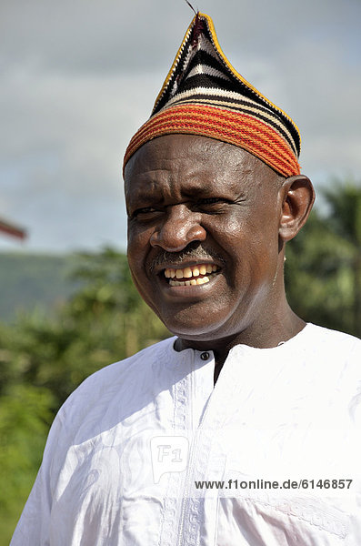 König Fon Abumbi II.  Oberhaupt eines der traditionellen Königreiche im Nordwesten Kameruns  vor seinem Herrschersitz  dem Palast von Bafut  bei Bamenda  Kamerun  Zentralafrika  Afrika