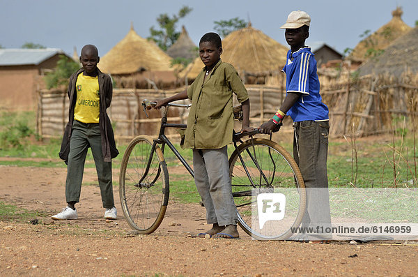 Jungen mit Fahrrad bei Garoua  Kamerun  Zentralafrika  Afrika