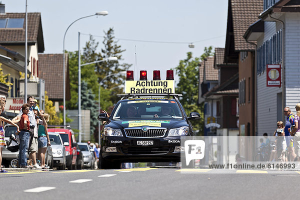 'Begleit- und Sicherheitsfahrzeug mit der Aufschrift ''Achtung Radrennen'' bei der Schlussetappe der Tour de Suisse 2012 von Näfels nach Sörenberg  Schweiz  Europa'