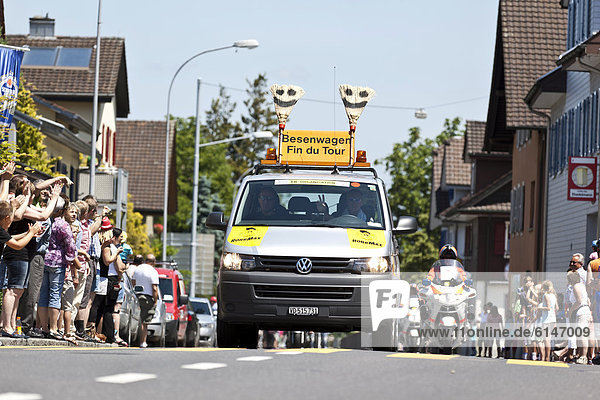 Der Besenwagen  das Abschlussfahrzeug bei der Schlussetappe der Tour de Suisse 2012 von Näfels nach Sörenberg  Schweiz  Europa