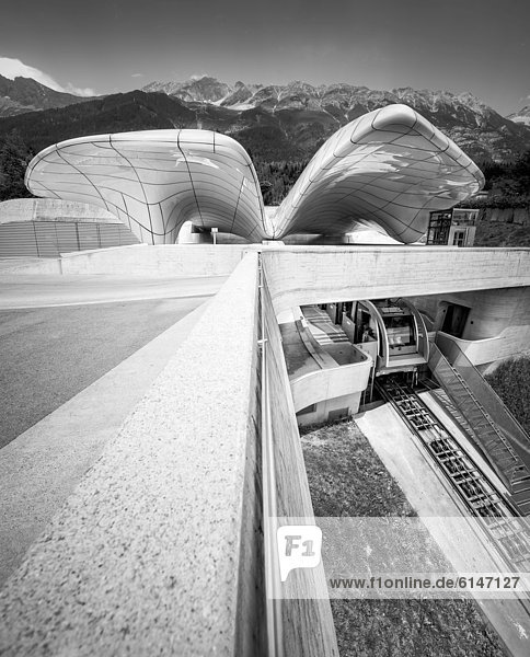 Hungerburgbahn Bergstation von Stararchitektin Zaha Hadid schwarz-weiß Innsbruck Tirol Österreich Europa ÖffentlicherGrund