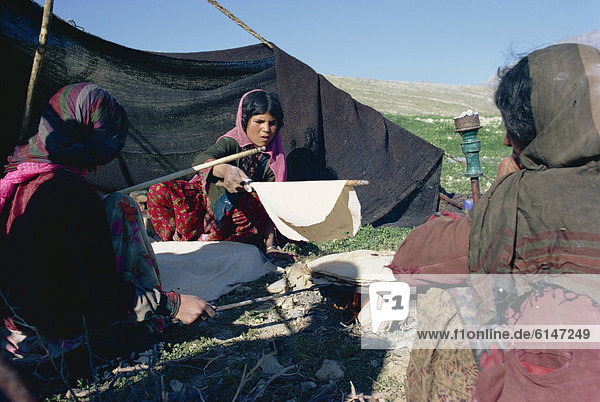 Frau Brot Produktion camping Naher Osten Iran