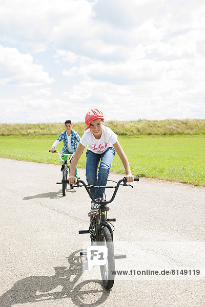 Zwei Kids fahren Fahrrad