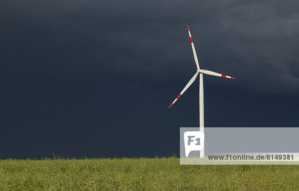 Windturbine Windrad Windräder Europa Gewitterwolke Deutschland Baden-Württemberg