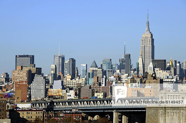 Blick von der Brooklyn Bridge auf Manhattan Bridge und Empire State Building  Manhattan  New York City  New York  USA  Vereinigte Staaten von Amerika  Nordamerika