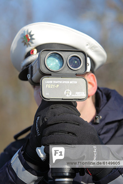 Laser measuring device being used by the police  speed trap marathon of the police in North Rhine-Westphalia  24 hours of intensive speed controls against speeding drivers  10 February 2012  Duisburg  Ruhr Area  North Rhine-Westphalia  Germany  Europe