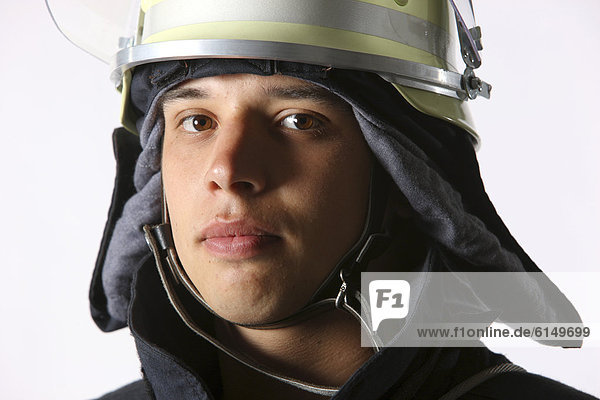 Feuerwehrmann mit Grundausstattung  Nomex Schutzkleidung  Schutzhelm mit Visier  Berufsfeuerwehr Essen  Essen  Nordrhein-Westfalen  Deutschland  Europa