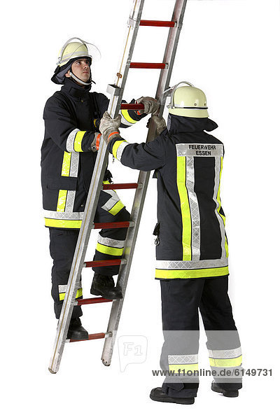 Feuerwehrmänner mit einer Alu-Steckleiter  Berufsfeuerwehr Essen  Essen  Nordrhein-Westfalen  Deutschland  Europa