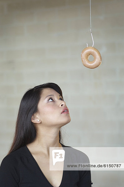 Frau  sehen  Donut
