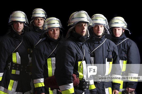 Feuerwehrmänner  im Einsatzanzug  Schutzanzug aus Nomex  Schutzhelm mit Visier  Berufsfeuerwehr Essen  Essen  Nordrhein-Westfalen  Deutschland  Europa