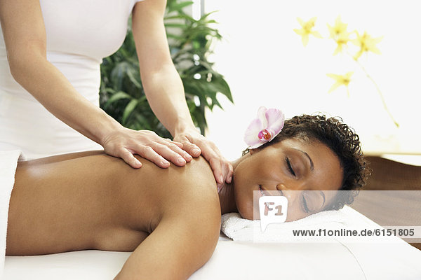 Frau empfangen Massage