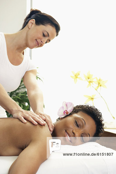Frau empfangen Massage