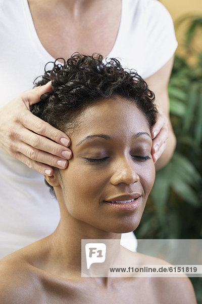 Frau empfangen Massage Gesichtsausdruck Gesichtsausdrücke Ausdruck Ausdrücke Mimik
