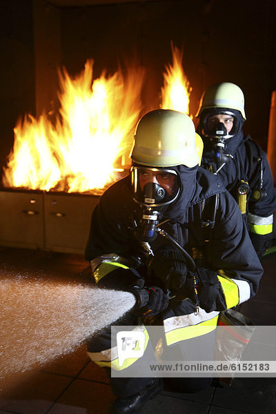 Feuerwehr  Feuerlöschausbildung in einem Brandhaus  Berufsfeuerwehr Essen  Essen  Nordrhein-Westfalen  Deutschland  Europa