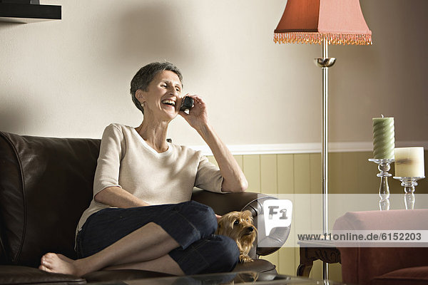 sitzend  Senior  Senioren  Frau  sprechen  Couch  Telefon