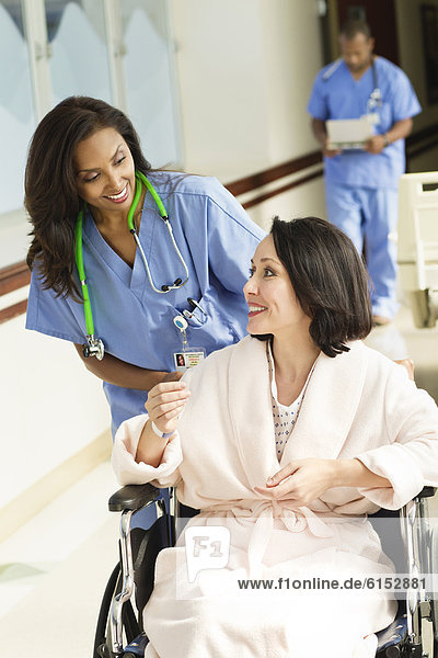 Patientin  schieben  Krankenhaus  Krankenschwester  Schwester  Schwestern  Rollstuhl