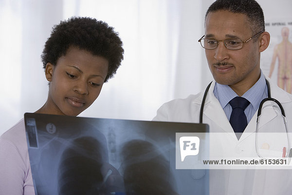 Patientin  sehen  Arzt  Röntgenbild
