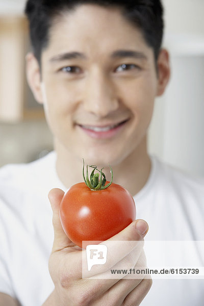 Mann  halten  Tomate