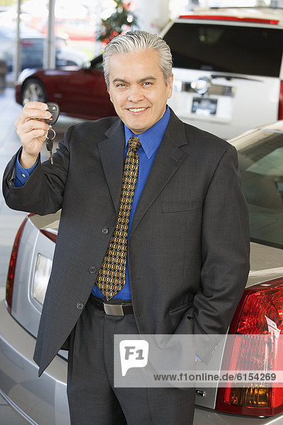 Verkäufer  Auto  Hispanier  halten  Schlüssel