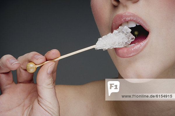 Felsbrocken Frau Süßigkeit essen essend isst mund