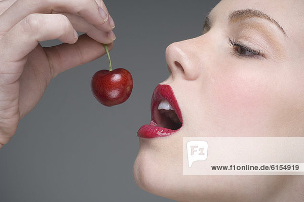 Frau isst cherry mund