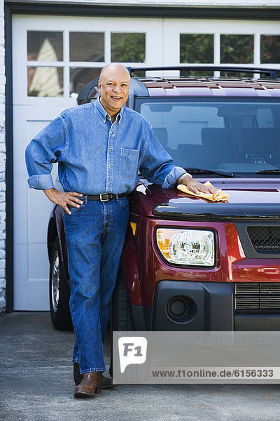 Senior Senioren Mann Auto amerikanisch polieren