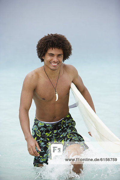 Mann  tragen  Surfboard  Südamerika