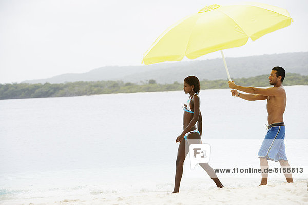 Frau  Mann  Strand  Regenschirm  Schirm  halten  Südamerika  Sonnenschirm  Schirm