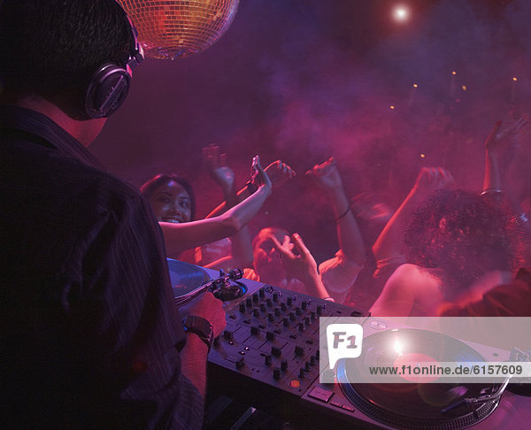 Hispanier  Nachtklub  DJ  spielen
