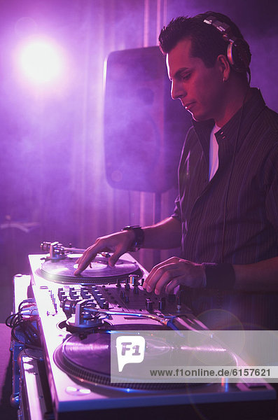 Hispanier  Nachtklub  DJ  spielen