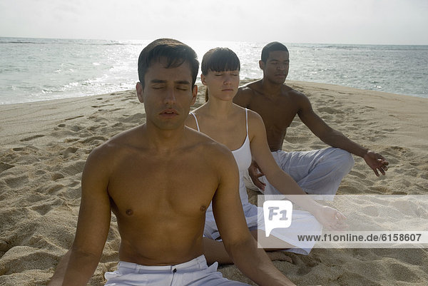 Freundschaft  Strand  Meditation  multikulturell