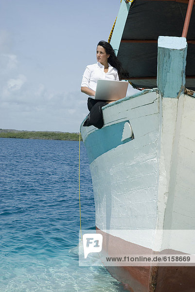 Geschäftsfrau arbeiten Hispanier Boot