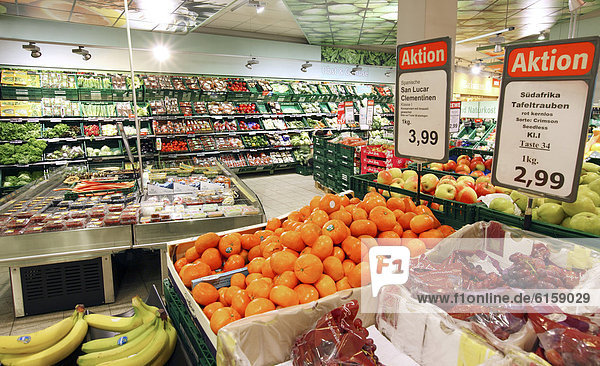Obstabteilung  Gemüseabteilung  Selbstbedienung  Lebensmittelabteilung  Supermarkt  Deutschland  Europa