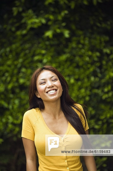 Außenaufnahme Frau lachen freie Natur